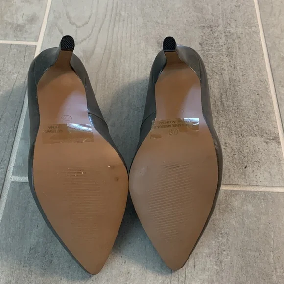 Journee Collection gray heels size 7-1/2 - Picture 4 of 5